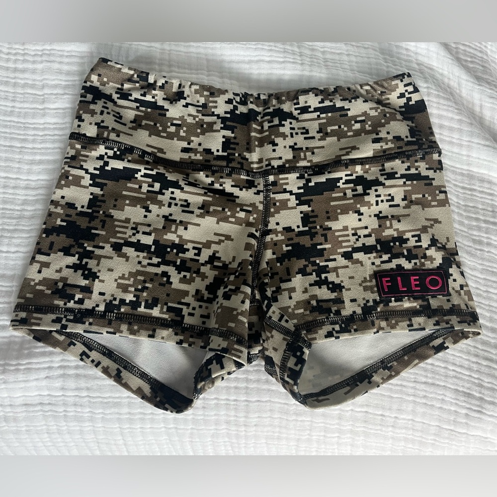 Camo Fleo shorts with pink accent
